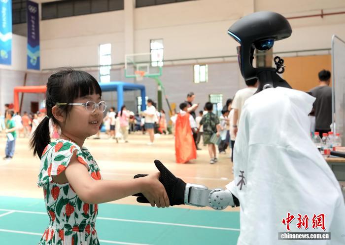 成都一小学嘉年华“AI+阅读”上新：孩子们在书香中追逐科技之光 - 图7
