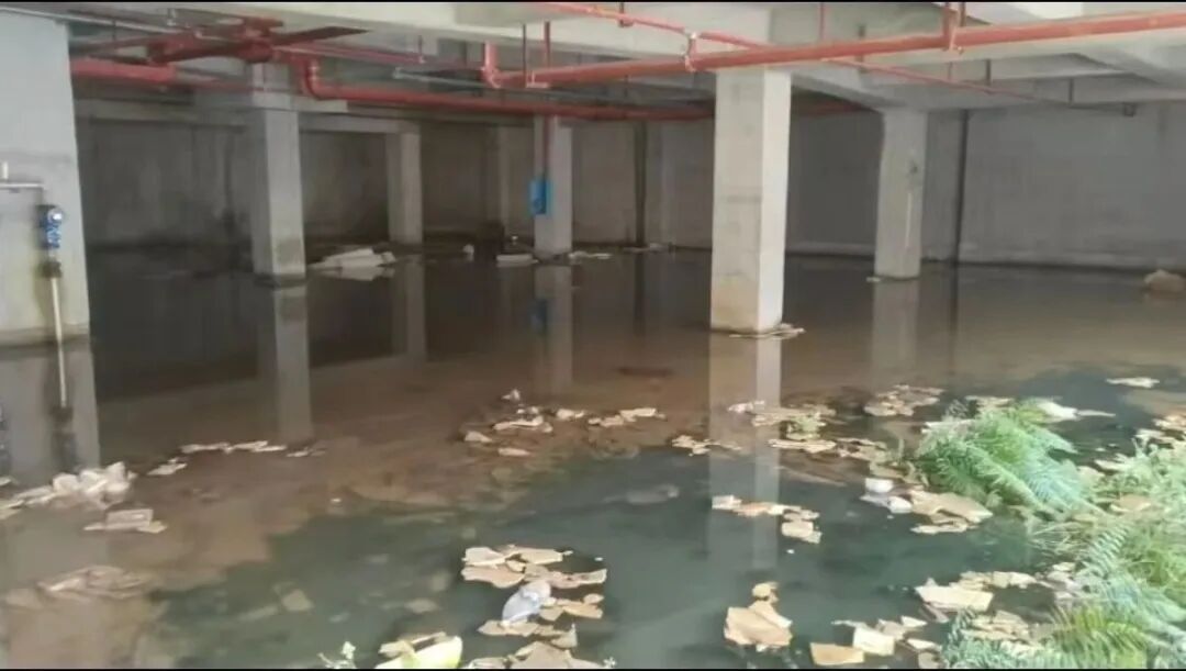 建筑垃圾堆积、污水倒灌车库？长沙一小区地基被泡出安全隐患，官方：连夜抽排处置 - 图2