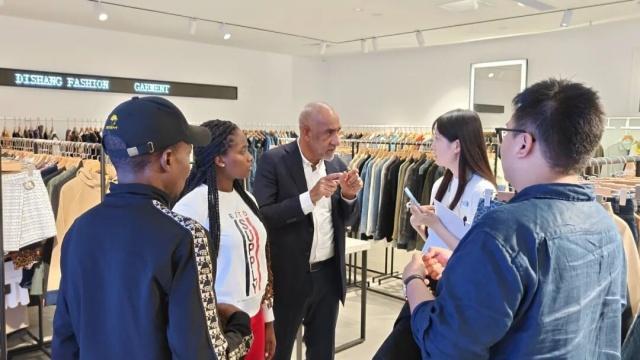 非洲客商组团来威“选品”，农副产品、服装、新能源装备、商用车等5项签约！ - 图1