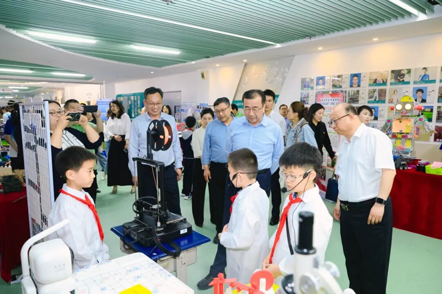 构建全域无边界“大科创”育人体系！青岛市市南区举行首届青少年科创教育大会 - 图2