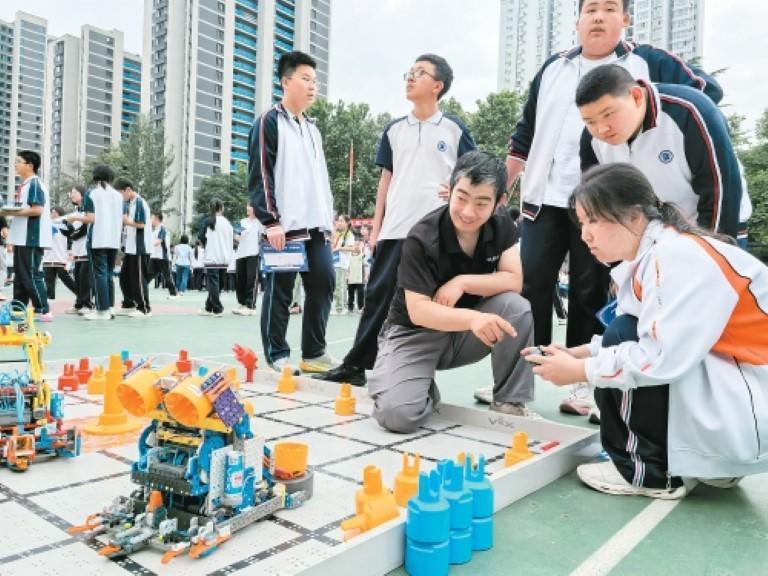 校园变身科技游乐园 激发学生科学探究兴趣 - 图1