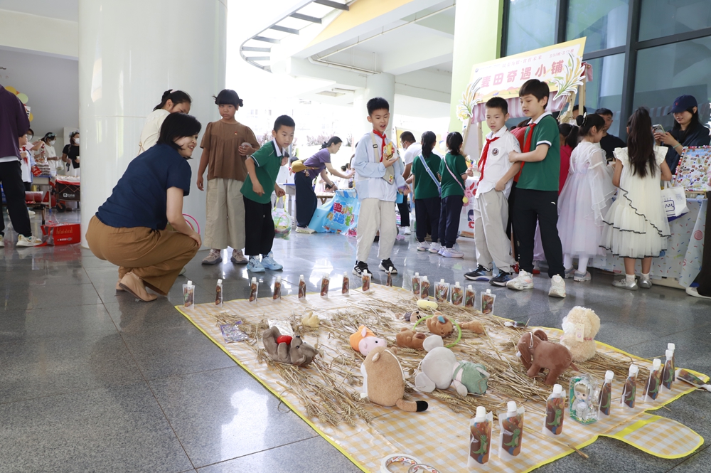 解锁劳动教育新范式，郑州一小学把“丰收”种进课堂！ - 图2