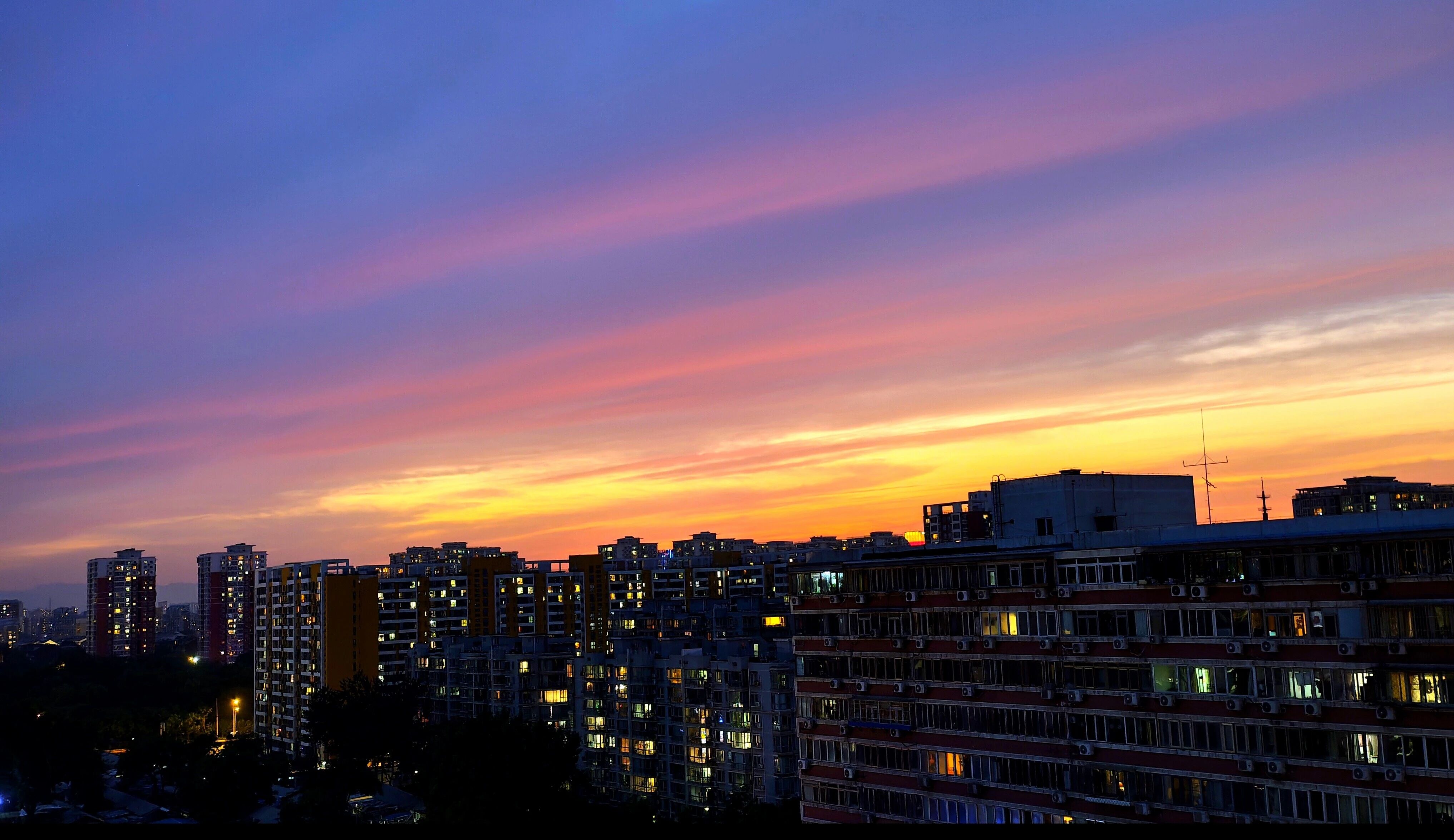 北京初夏晚霞映红天空 - 图3