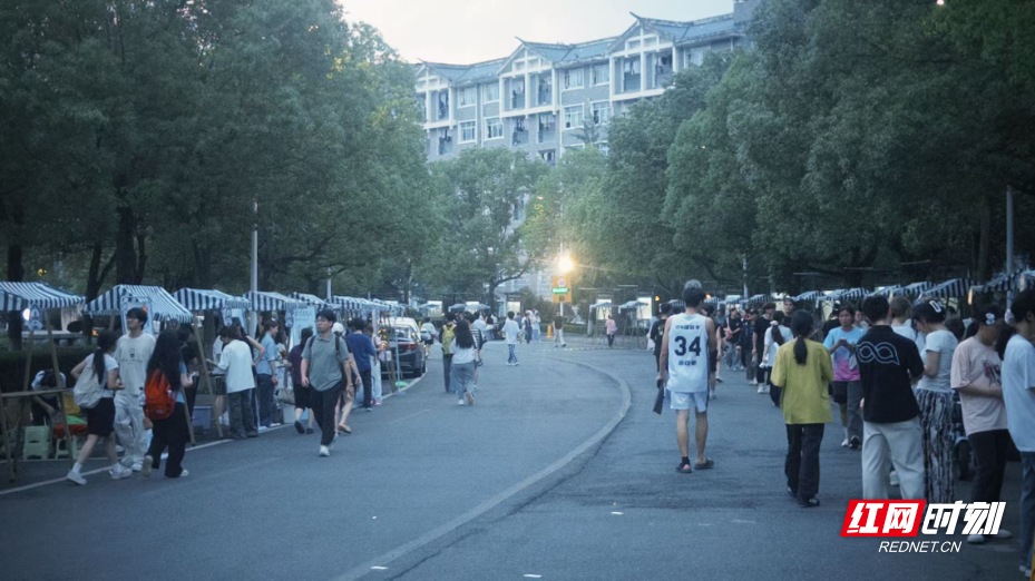 赋能大学生成长成才 张家界学院同步举办创业集市与毕业跳蚤市场活动 - 图1