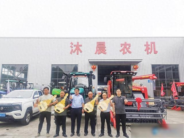 太震撼！江都农民“拼单”买农机现场秒变“新车发布会” - 图1