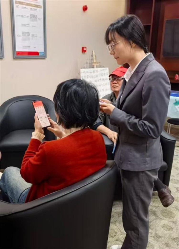 线上线下融合，聚焦“一老一新”：广发银行长沙湘江路支行深化投资者保护宣传工作 - 图1
