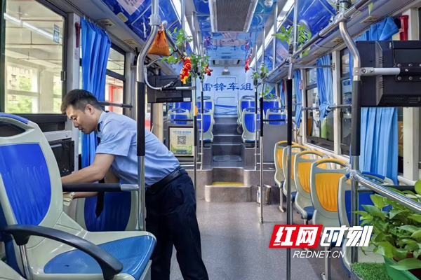 十米车厢磨匠心 平凡之途一路生花 - 图2