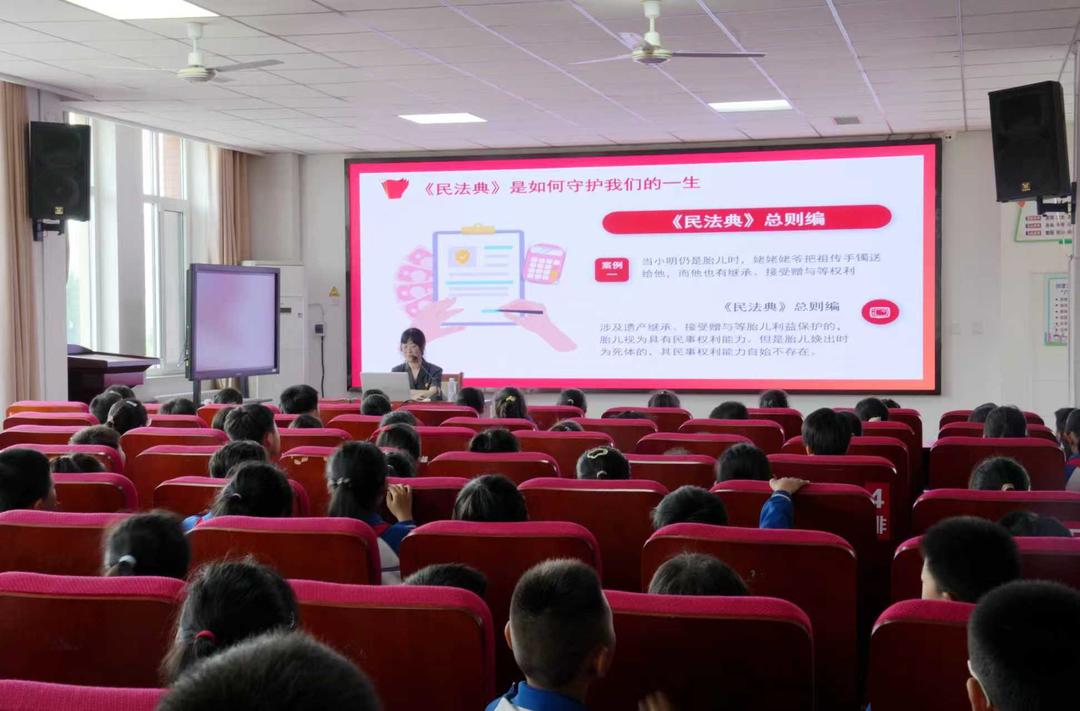 法润童心，“典”亮未来！莱西法院开展普法进校园活动 - 图1