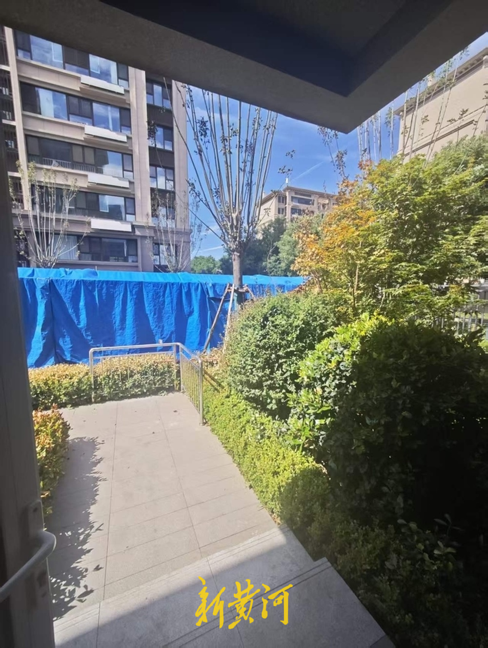 济南一小区发生充电车棚着火冒起浓烟，物业：疑因电动车充电时短路引发自燃 - 图2
