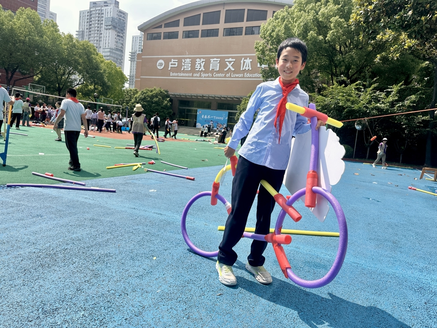 凿冰块、扔毛绒玩具、“丛林飞跃”……操场上这么玩，太解压了！ - 图3