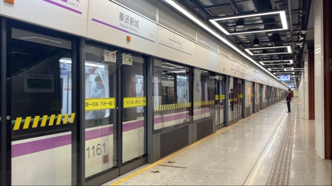14人上海地铁站“上班”，每天对监控敬礼，工资没拿还倒贴？网友“气笑了” - 图1