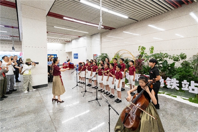 童声唱响六一：北京朝阳门地铁站打造“一路‘朝阳’”音乐会 - 图3