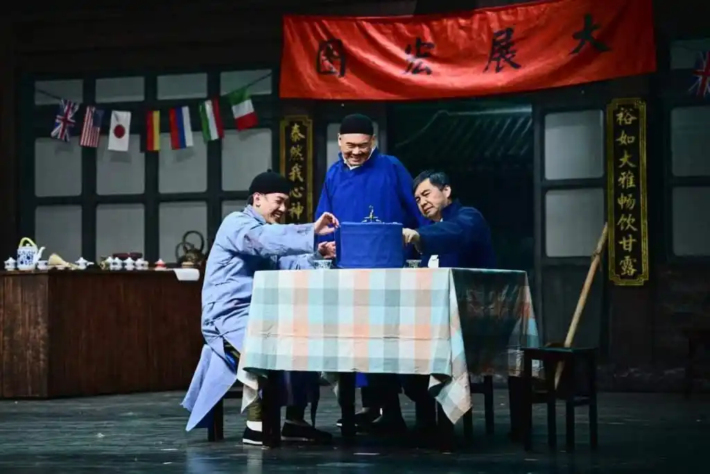 话剧《茶馆》传承版上演，献礼青岛市话剧院建院70周年 - 图1