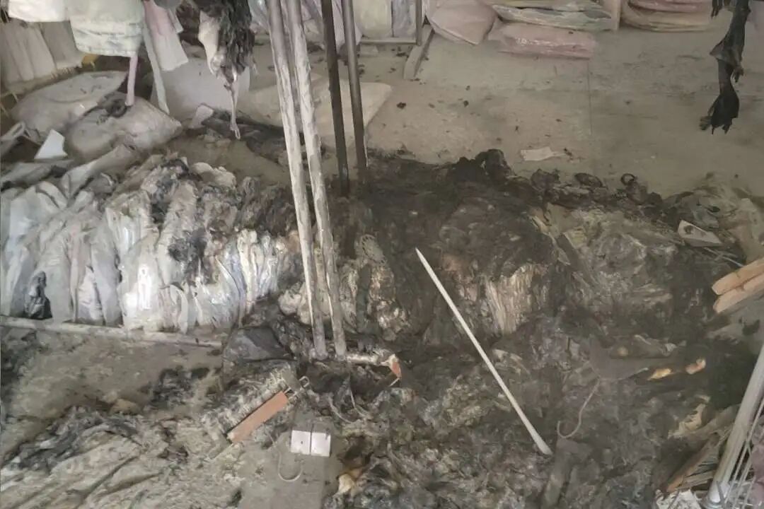 祸从天降！一童装店突然起火，火星竟从天花板上掉落，监控拍下全过程！ - 图6