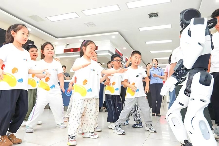 会跳舞会答疑！济南天桥公安机器人“天天”圈粉萌娃 - 图2