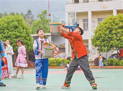 扔飞镖、爬大树、投绣球，在这些学校——体育课还能这么玩（“六一”特别策划） - 图4