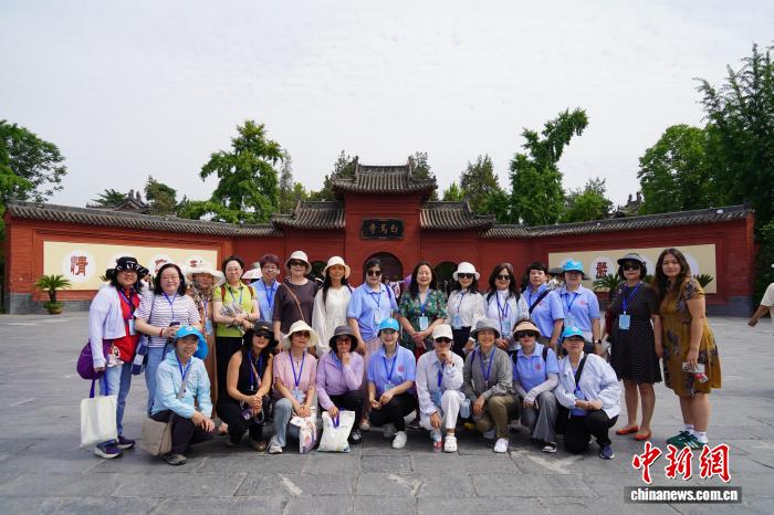 河南洛阳：海外华教从业者探访千年古刹白马寺 - 图1
