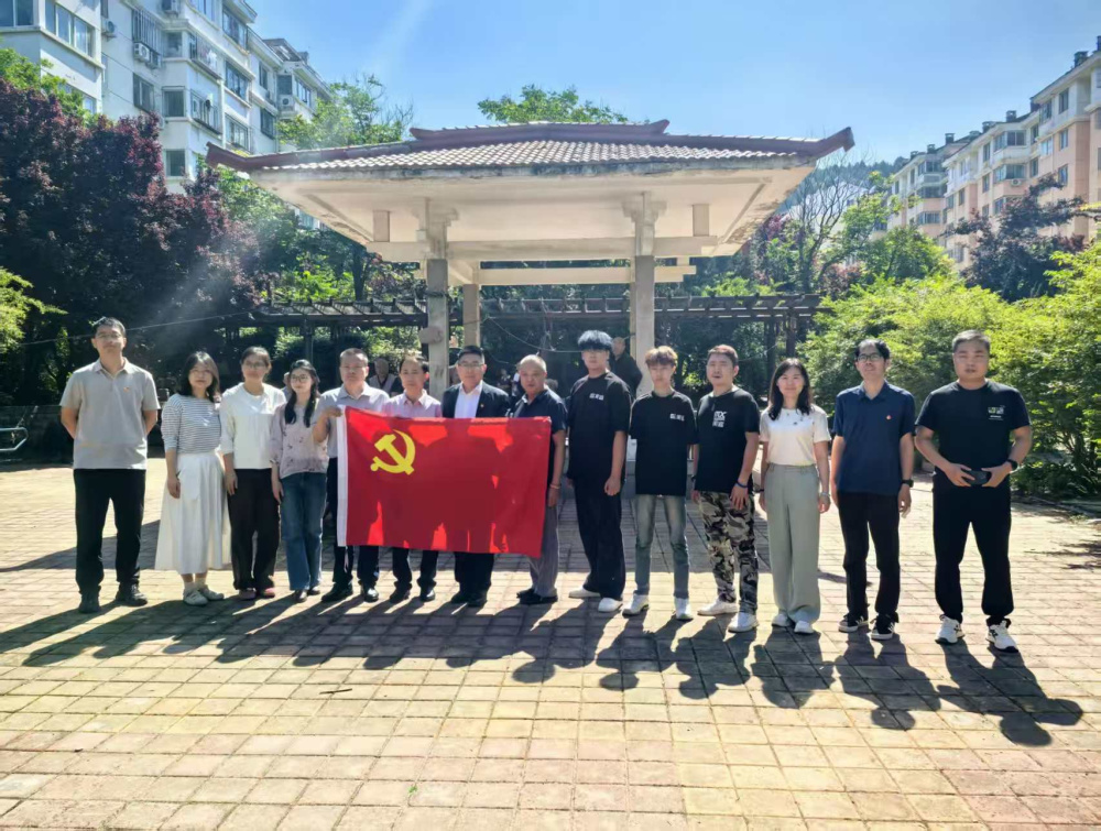 济南日报报业集团印刷发行党支部携手济南美宣造型开展社区义剪活动 - 图2