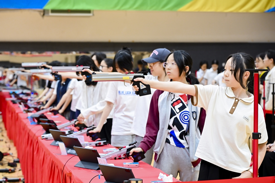 沪上千余学子“枪王”争霸，光电射击赛点燃校园科技体育新热潮 - 图1