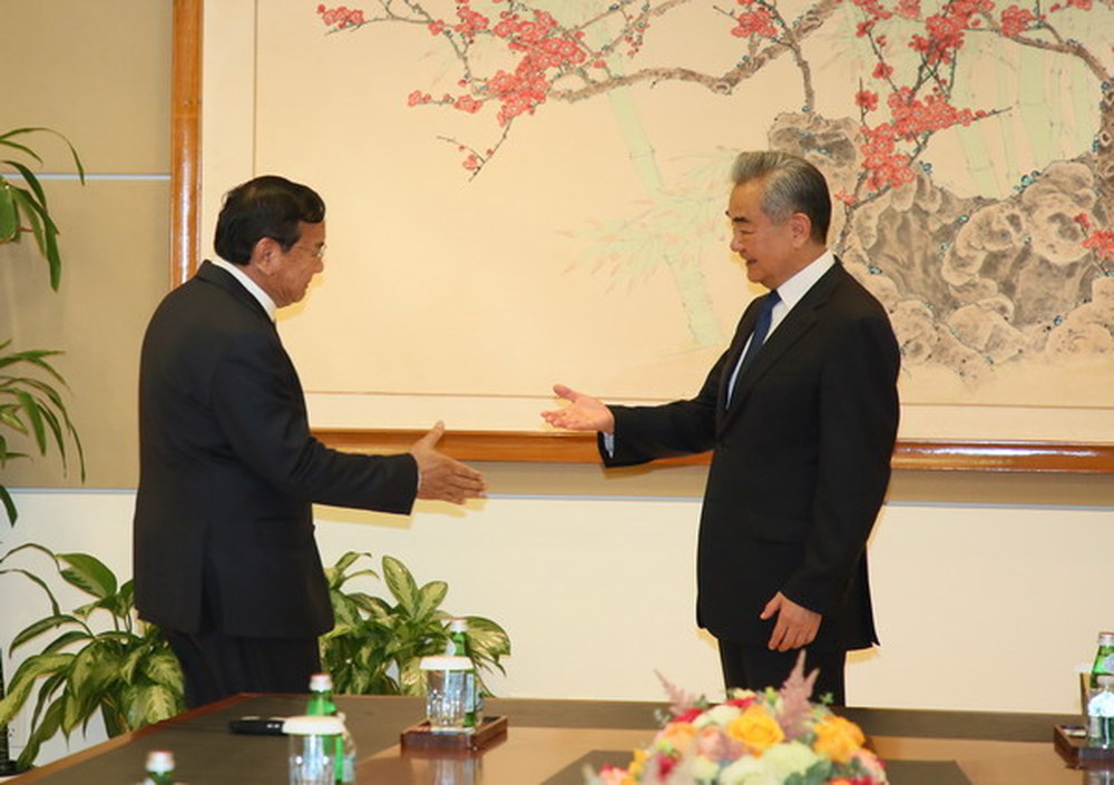 王毅会见柬埔寨副首相兼外交大臣布拉索昆 - 图1