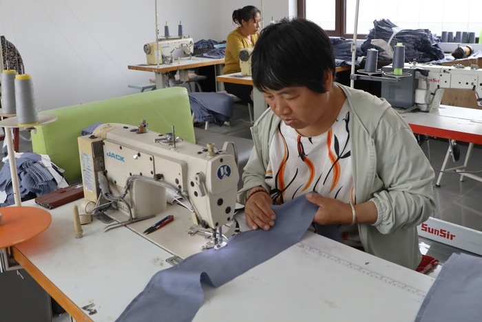 制衣工坊落地乡村 家门口就业助增收 - 图1
