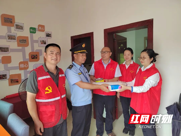 永州高速：骄阳下的“路灯”撑起“清凉伞” - 图1