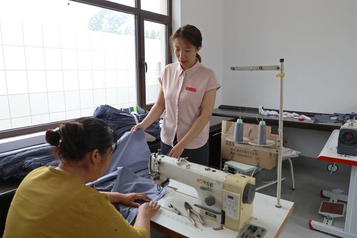 制衣工坊落地乡村 家门口就业助增收 - 图3