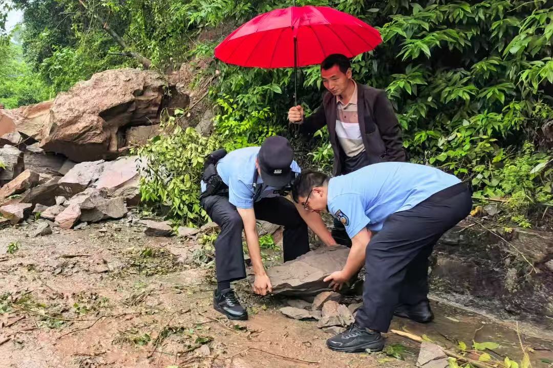 万州遭遇持续降雨 民警一线值守护平安 - 图2