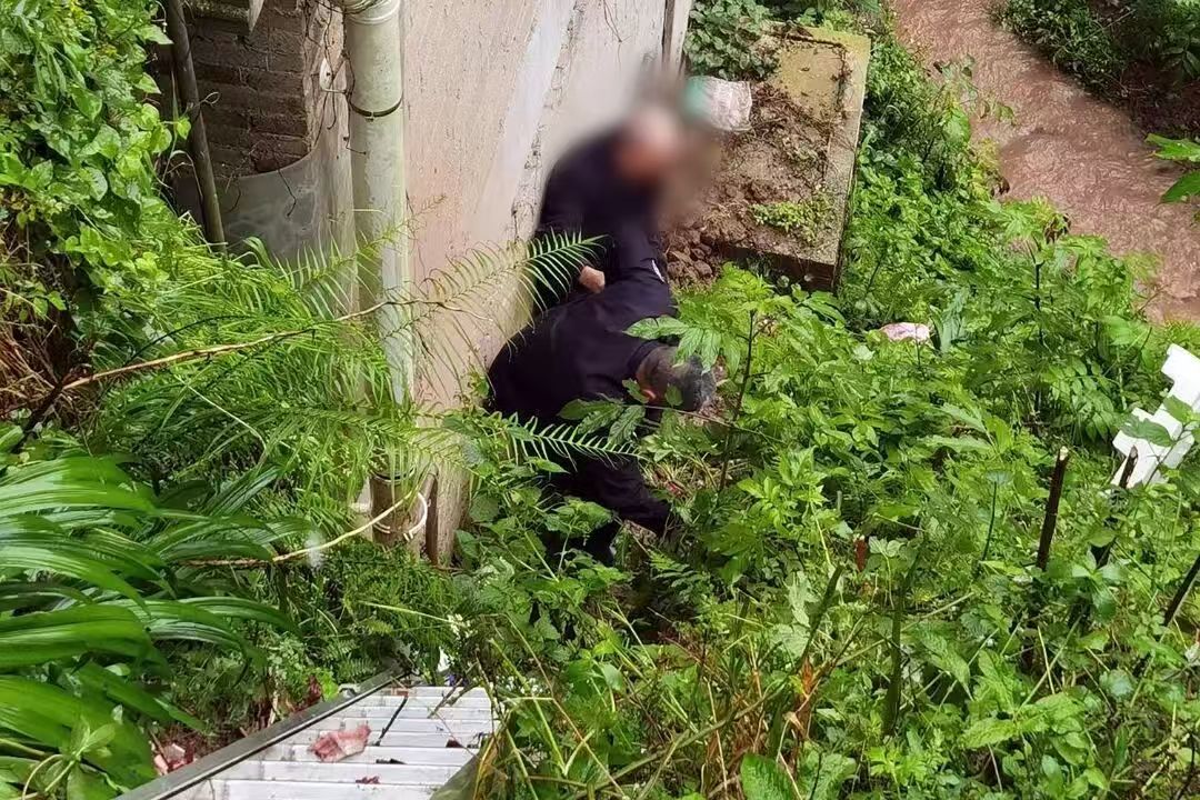 万州遭遇持续降雨 民警一线值守护平安 - 图3
