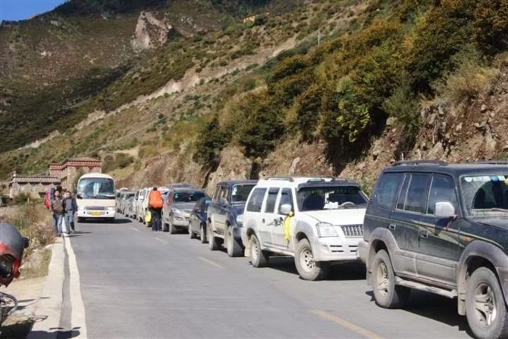 生态保护、公共权益、文旅发展如何平衡——稻城亚丁景区“道路设卡摆渡收费”调查 - 图4