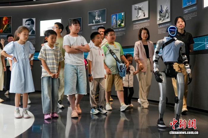 “六一”国际儿童节：儿童近距离感受人形机器人魅力 - 图8