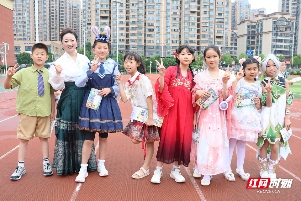 花木兰、牛顿、航天员都来了——这所学校的六一玩疯了 - 图1