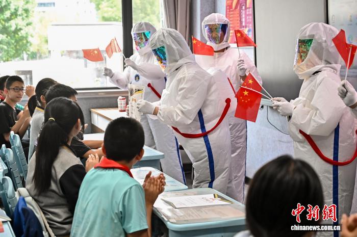 从环保服装到AI人机对话：太原小学生这样过“六一” - 图1