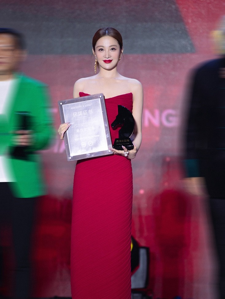 孙嘉璐出席亚洲国际青年影人之夜 获最佳女配角奖 - 图5