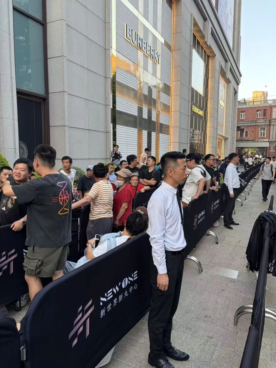 昨晚数百人在上海这里排队！有人下班路过直接加入，直呼“比预想的更火爆” - 图13