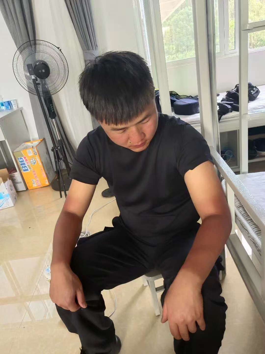 5岁萌娃有个秘密：我不敢说想爸爸，怕爸爸难过得很 - 图3