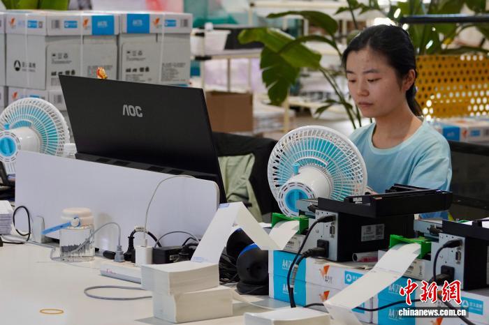 正值中国“618”购物节 浙江义乌综合保税区忙中有序 - 图10