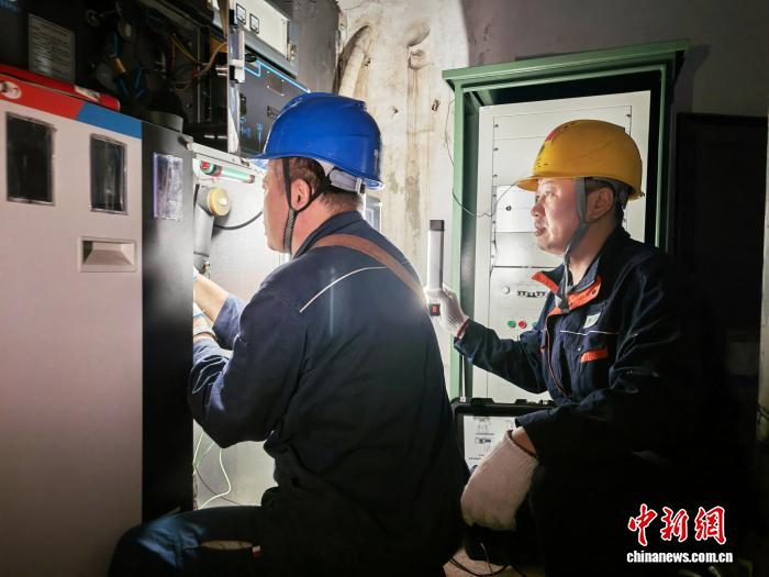 迎战极端强对流天气 黑龙江电力人连夜逆行守护万家灯火 - 图2