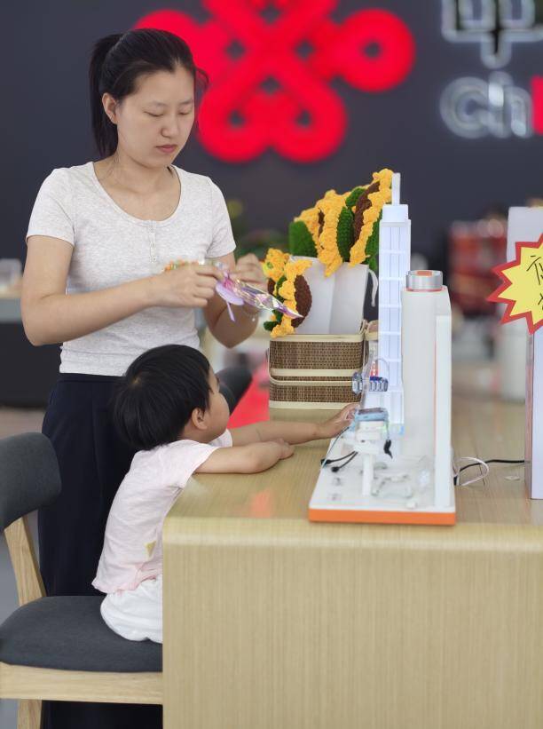 趣动童心，智启未来：中国联通上新儿童节趣味活动，打造沉浸式儿童友好营业厅 - 图3