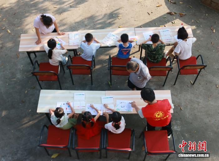 广西柳州志愿者为震后安置点儿童庆“六一” - 图6