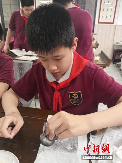 复刻千年传拓技艺 上海青少年体验古代“最早复制术” - 图3
