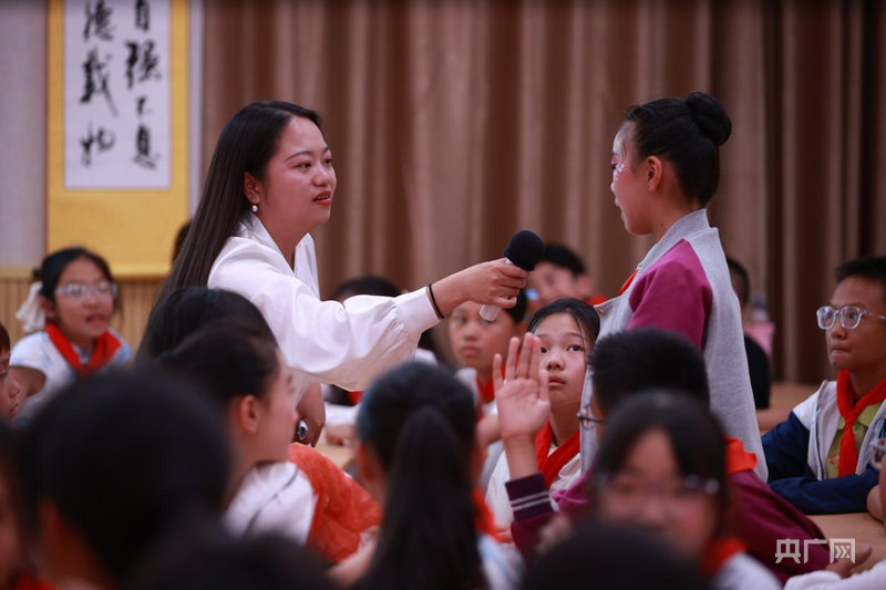 昆明：“六一”遇上普法课 孩子们在游戏中学法懂法 - 图1