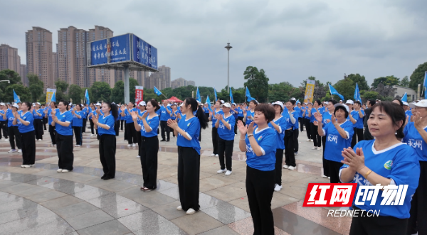 冷水滩：千人齐舞“永冲锋” 热力助威足球赛 - 图1