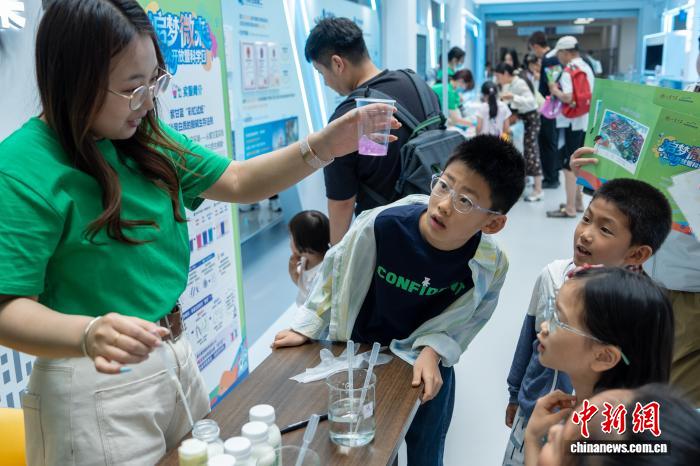 山东青岛：科技点亮梦想 童心探索微观 - 图3