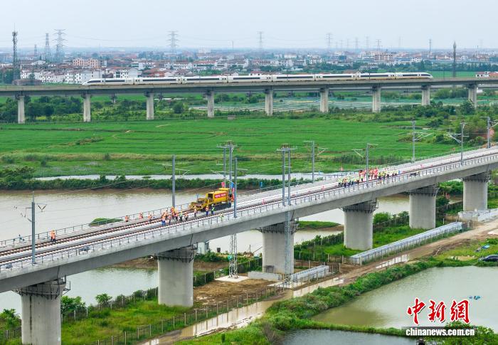 昌九高铁全线铺轨顺利贯通 - 图2