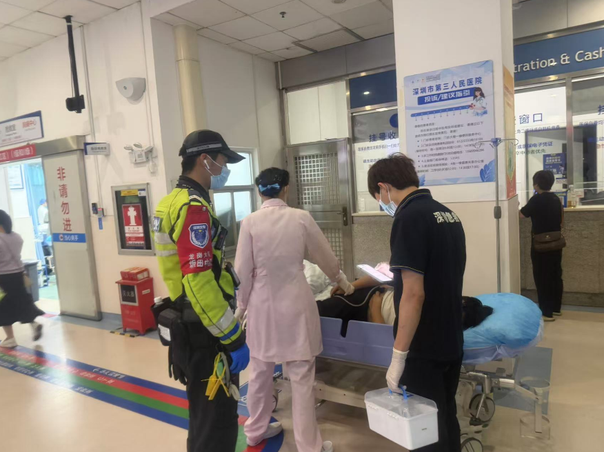 视频｜一日两起肾结石患者腹痛求助 龙岗铁骑紧急护送就医 - 图1