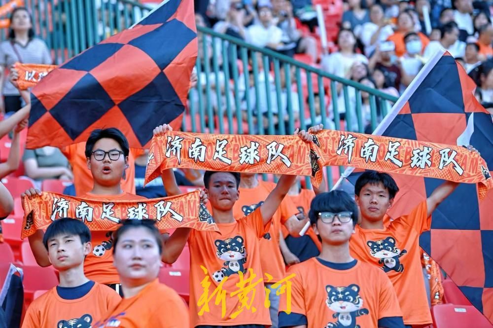 球迷热情点燃赛场夏夜 - 图5