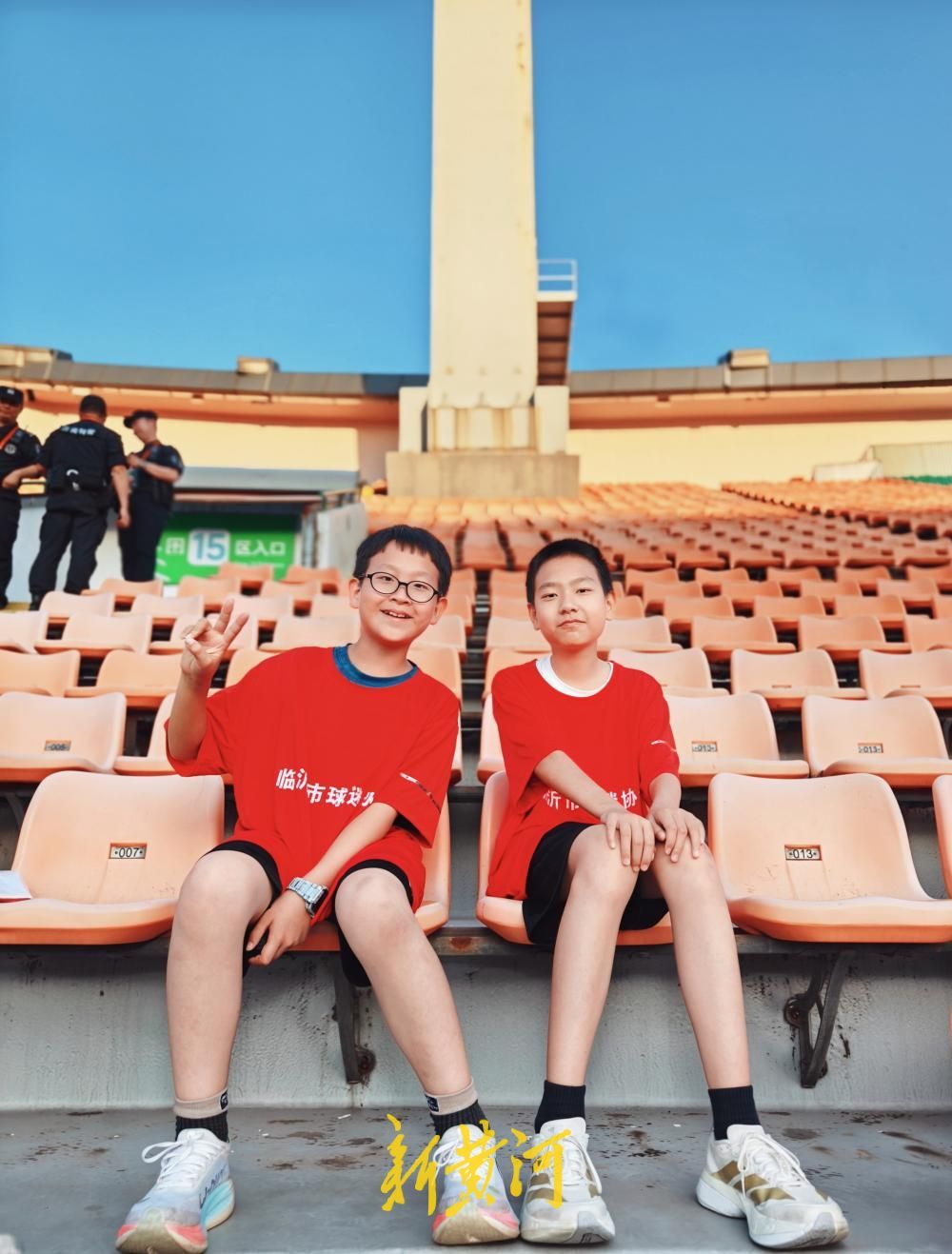 一家四口齐聚省体助威临沂队，“孩子很喜欢现场看球的儿童节礼物” - 图2
