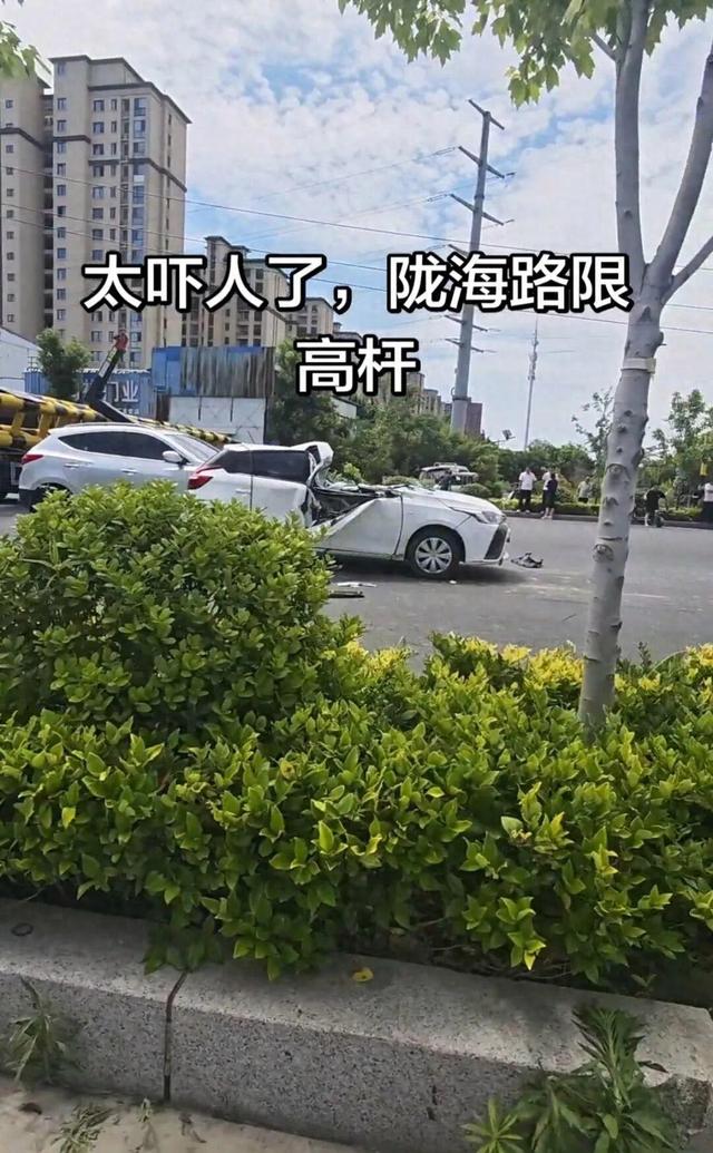 河南商丘一限高杆安装次日倒塌，目击者称系环卫车撞倒 - 图1