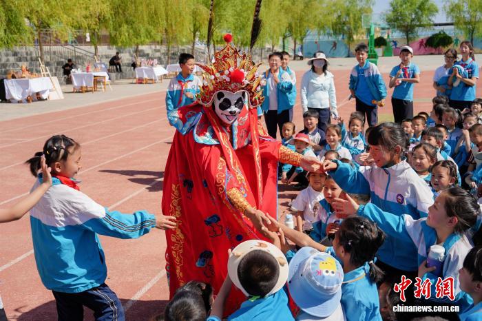 宁夏银川传统文化进校园活动启幕 以文脉润童心铸团结 - 图1
